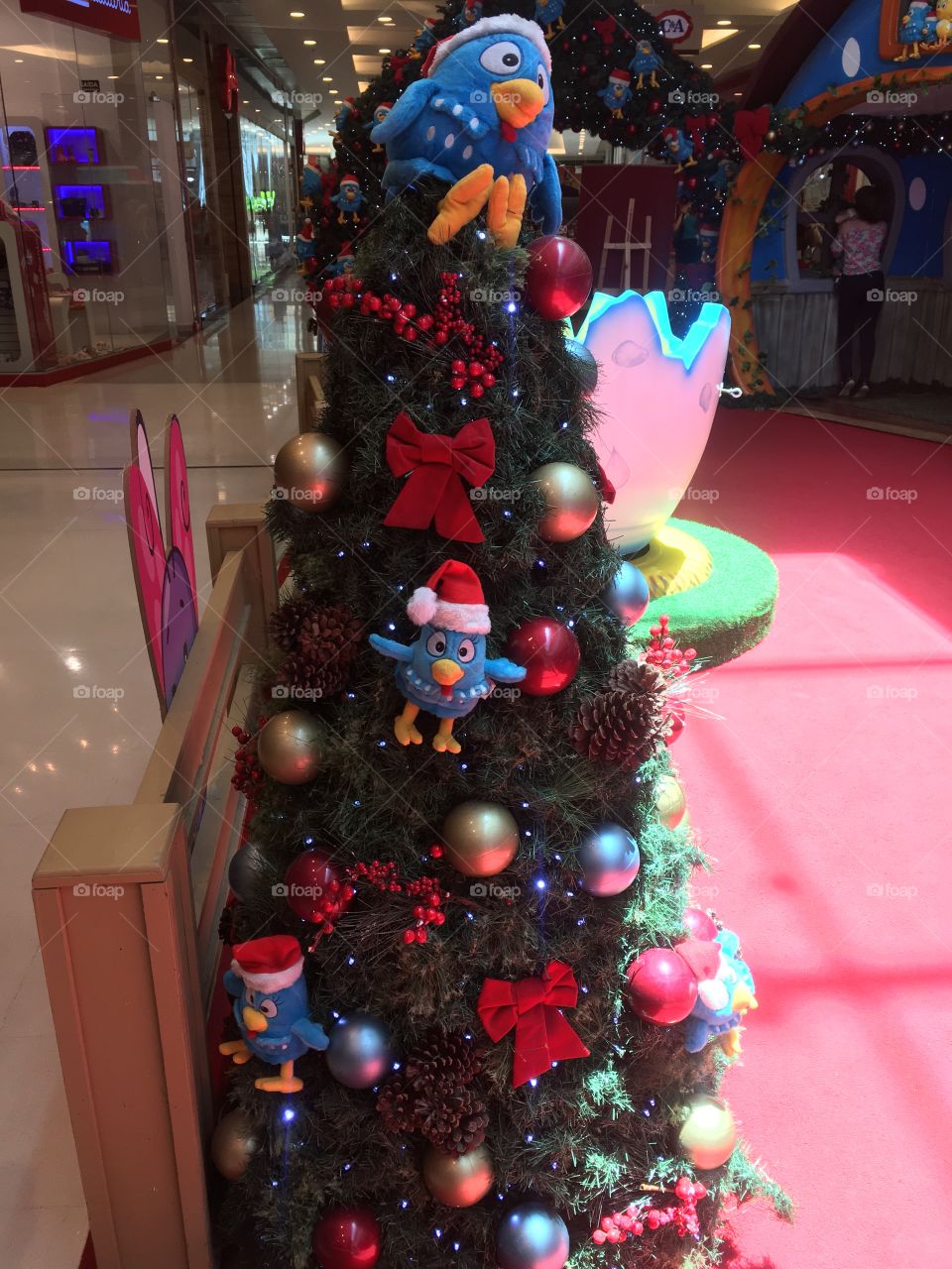 The Christmas tree of this shopping center had the decoration of the child character “Chicken Pintadinha”.  It's nice! / A árvore de natal deste shopping center teve a decoração do personagem infantil “Galinha Pintadinha”. Ficou legal!