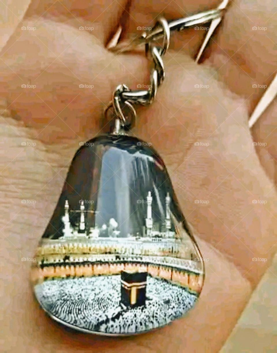 A beautiful and attractive key ring. On which the picture of Madina is marked.