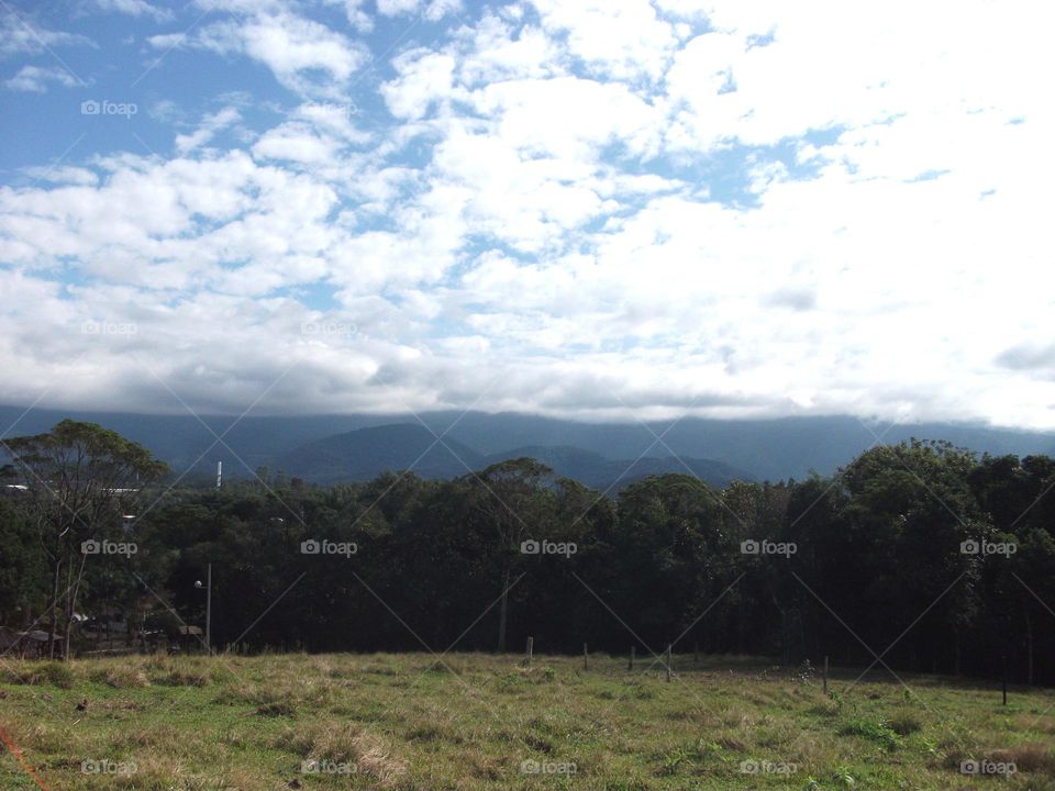 Doce linha montanhosa entre o verde e o azul.