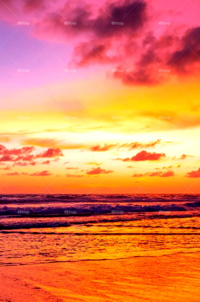 what a evaning view in seashore place so beautiful orange and red sky nice red and orange cloud also water is orange so beautiful and peaceful view