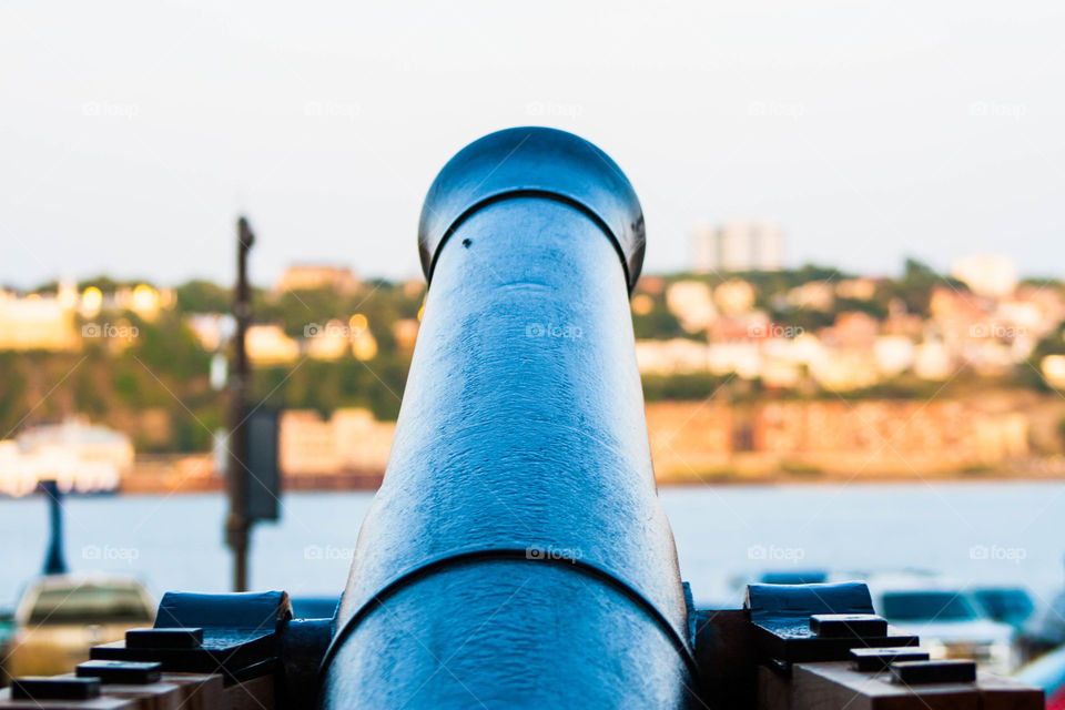 Cannon in Quebec City aimed at Levis