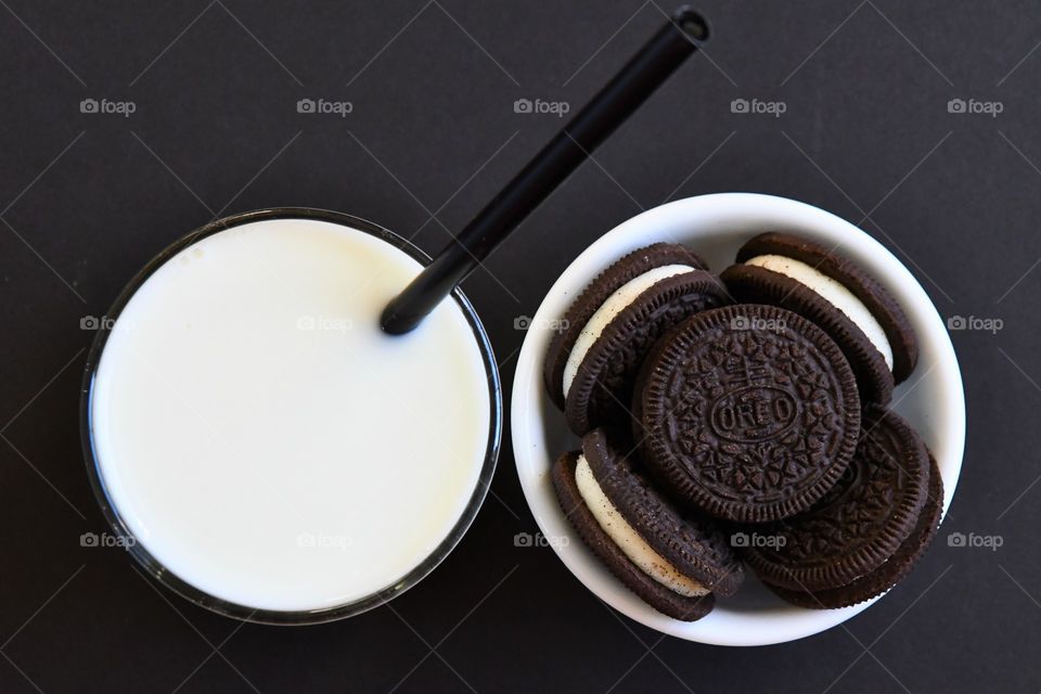 Oreos with milk