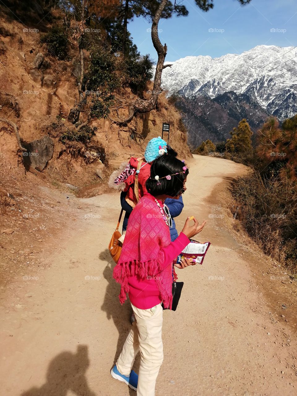 BEAUTIFUL GIRL GOING TO THEIR DESTINATION ON HER FEET AND ENJOYING SNACKS.