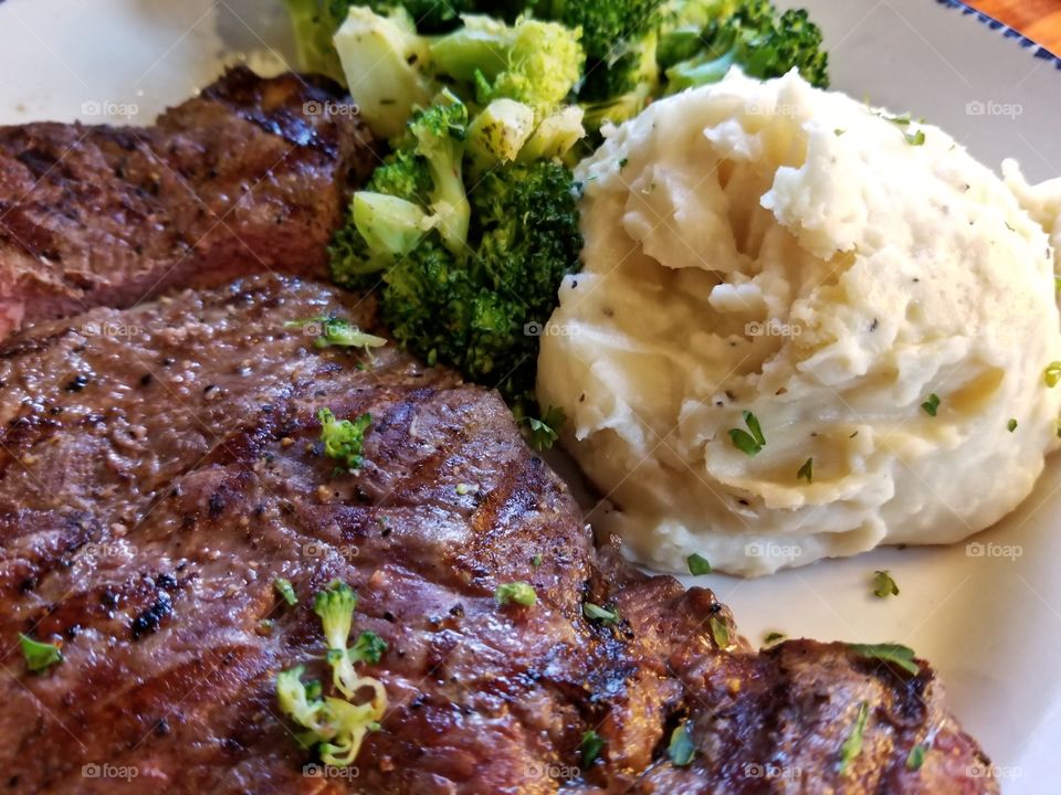 Steak Mashed Potatoes and Broccoli