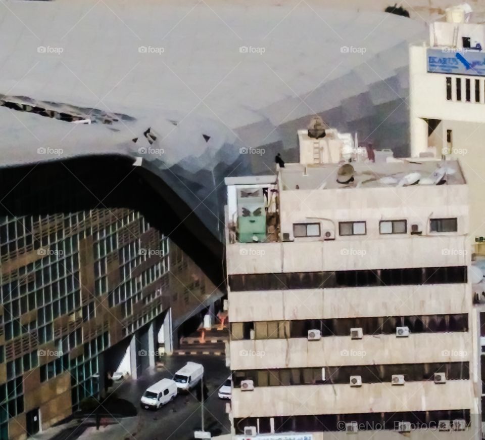 Find the Man in the middle