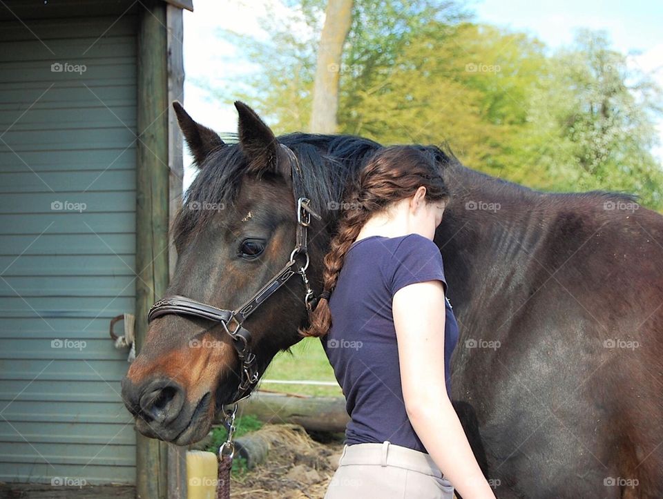A moment of complicity between a young girl and her mare after their training 