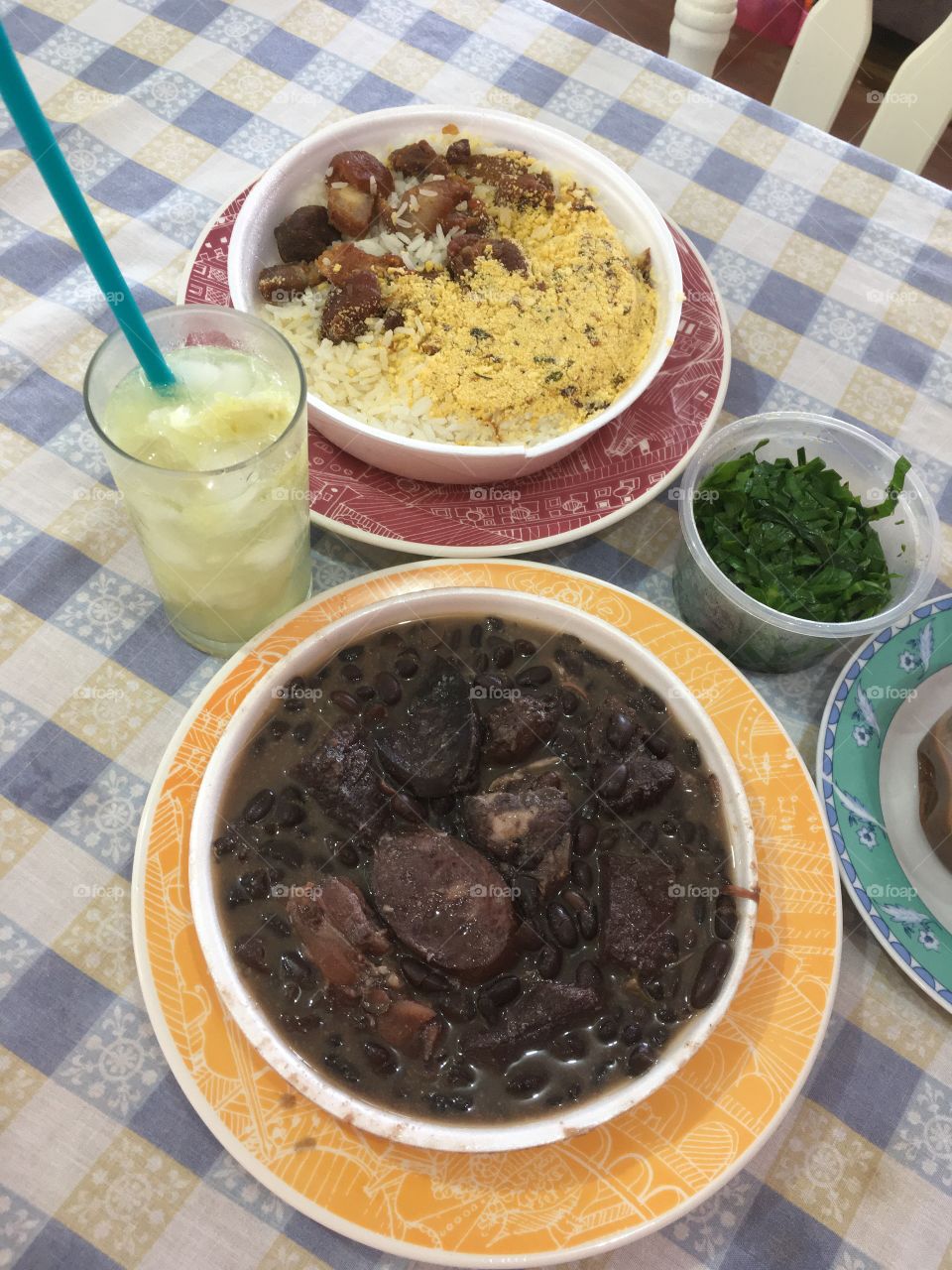 🇺🇸 A delicious feijoada, a typical dish of Brazilian cuisine, which includes black beans and other pork belongings. / 🇧🇷 Uma deliciosa feijoada, um típico prato da culinária brasileira, que vai feijão preto e outros pertences de porco.
/   🈷️