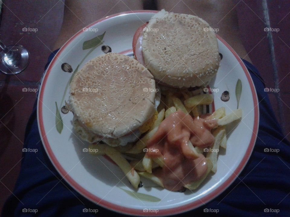 hamburguesas Y papitas fritas