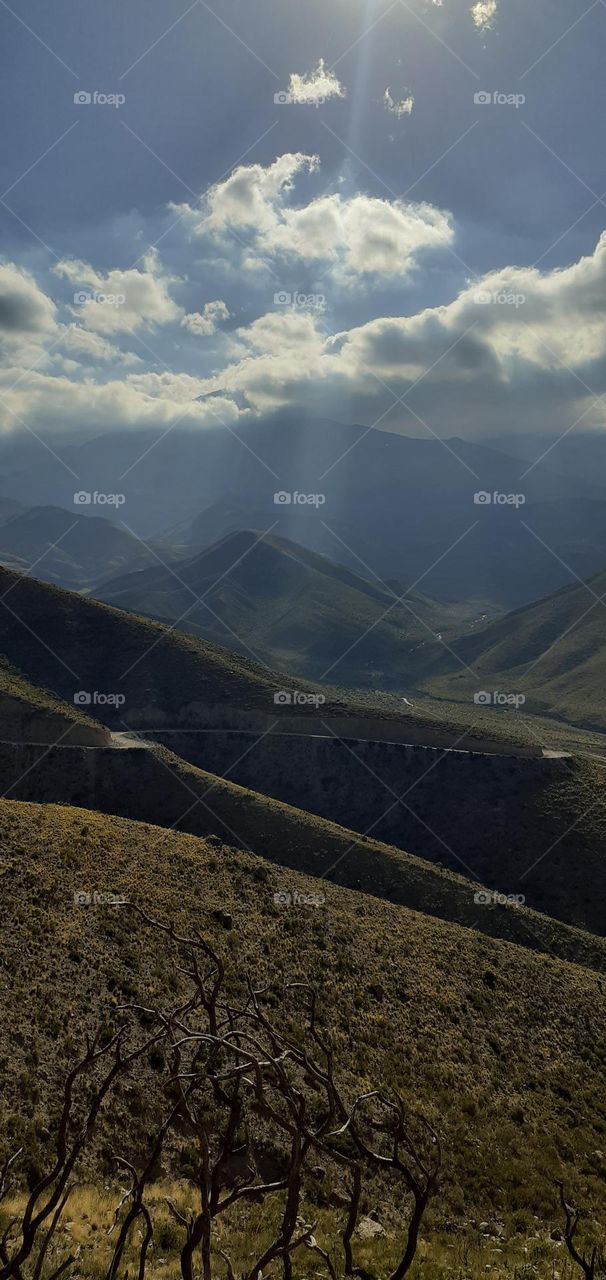 caminos sinuosos en la montaña