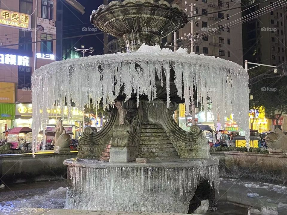 In winter, the fountain is frozen.