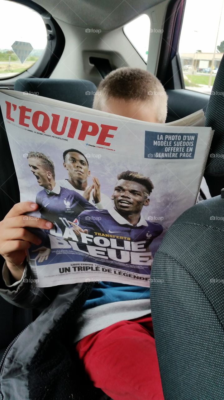 He loves his newpaper l équipe
