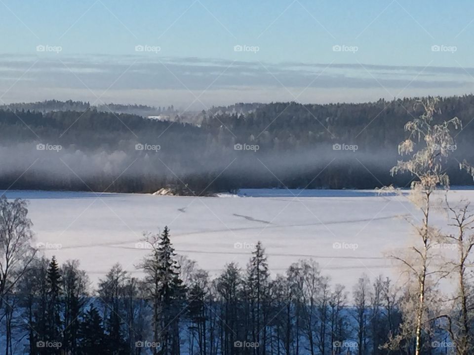 Vy över sjön i vinterskrud 