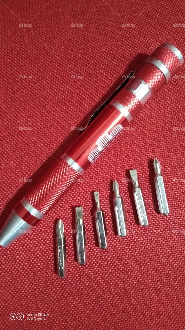 pluma con destornilladores