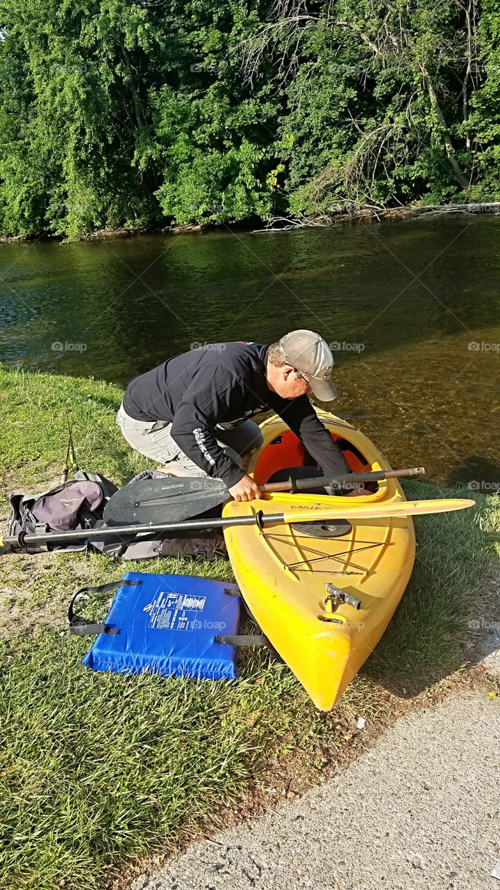 getting ready to kayak the river