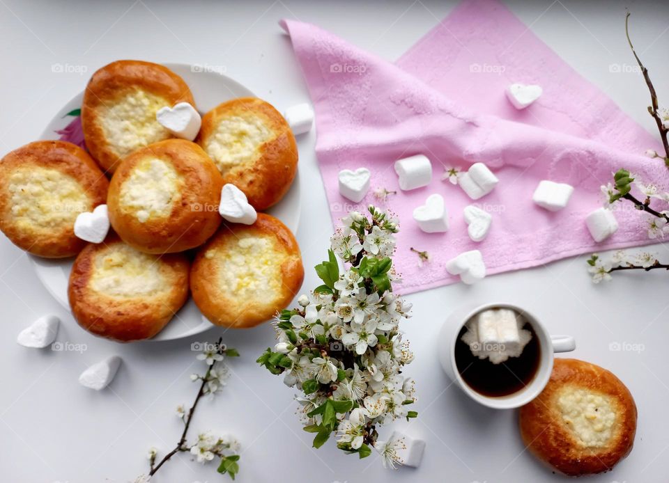 airy buns with cottage cheese, tender marshmallows and fragrant coffee!