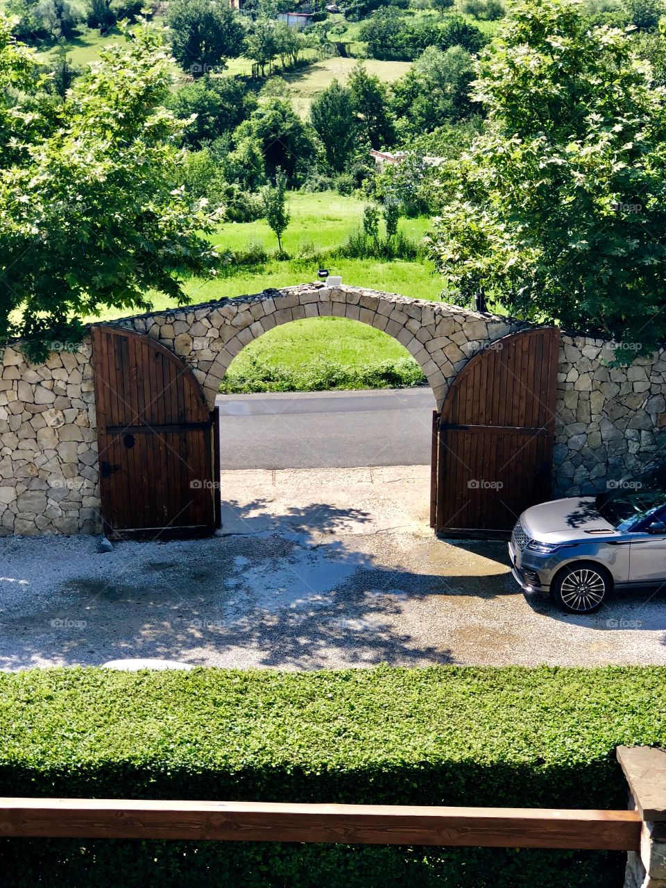 Villa entrance, range rover velar open for party Tuscany private party Day hil