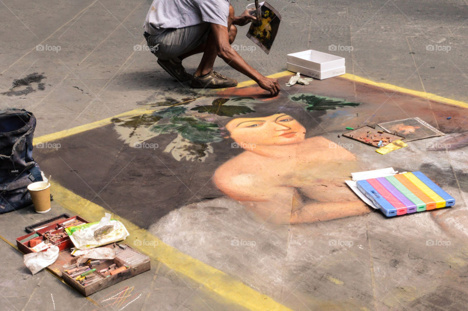 Un artista di Firenze dipinge Bacco sotto i piedi e gli occhi dei passanti