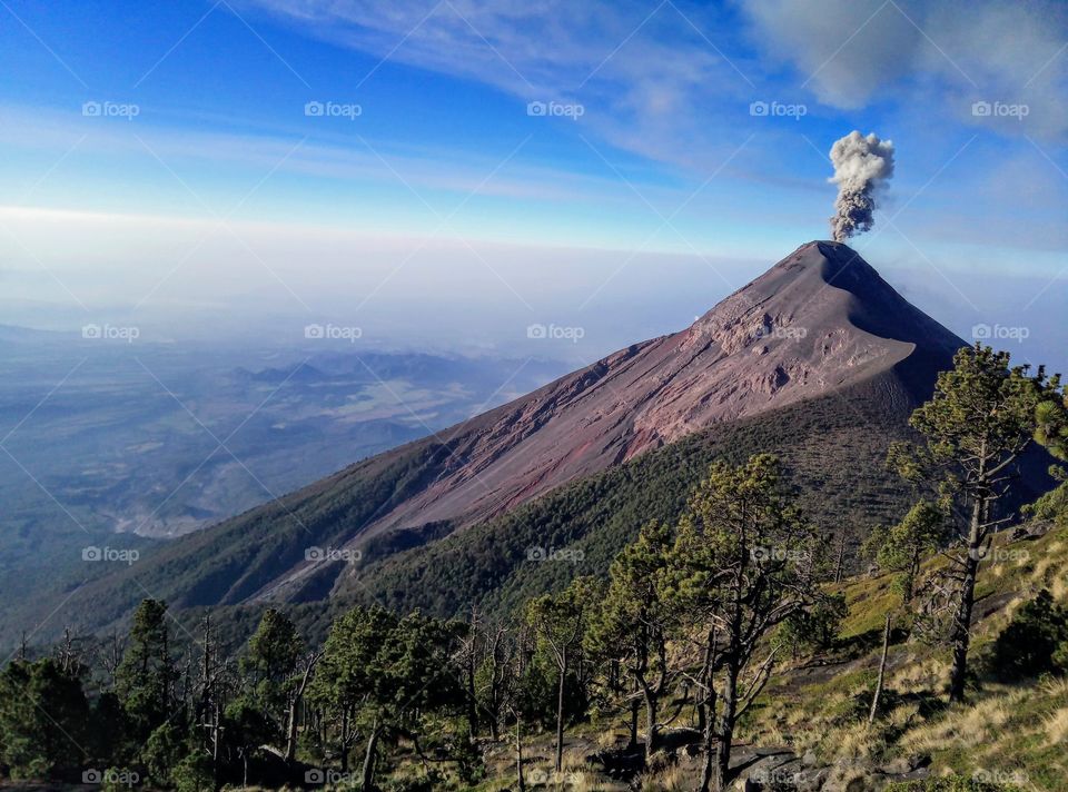 volcano fuego en guatemala