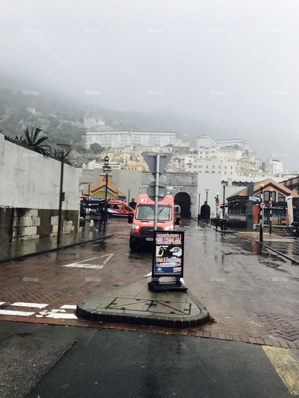 Street-clock-time-bus-rain