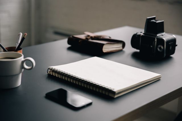 Cuaderno en blanco en el espacio de trabajo creativo