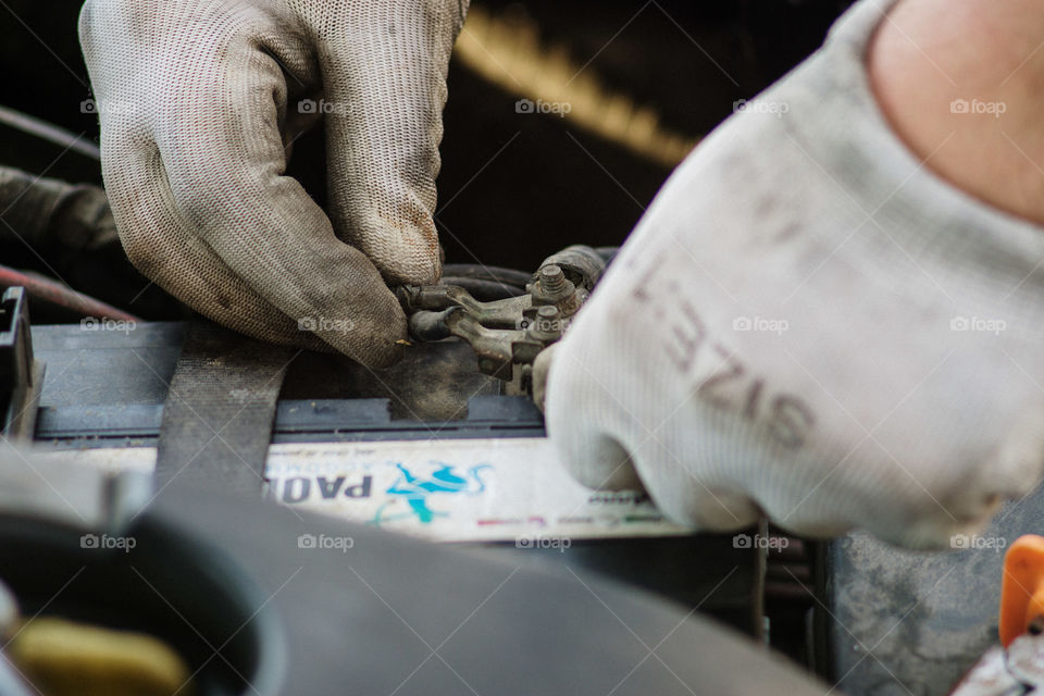 Car battery conecting