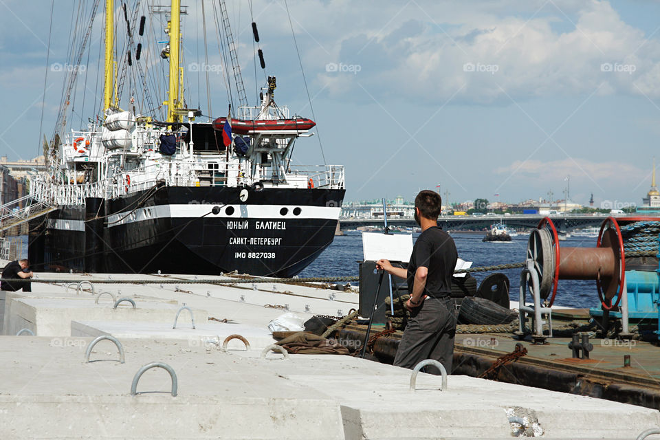 An artist in the port