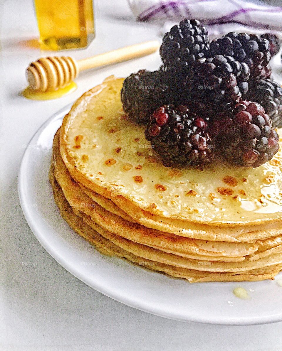 Fresh blueberries and pancakes 