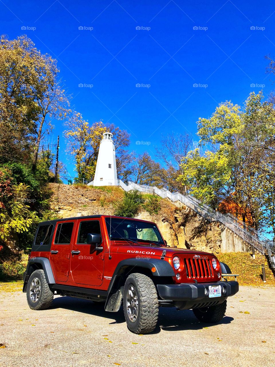 Jeep Rubicon and light house