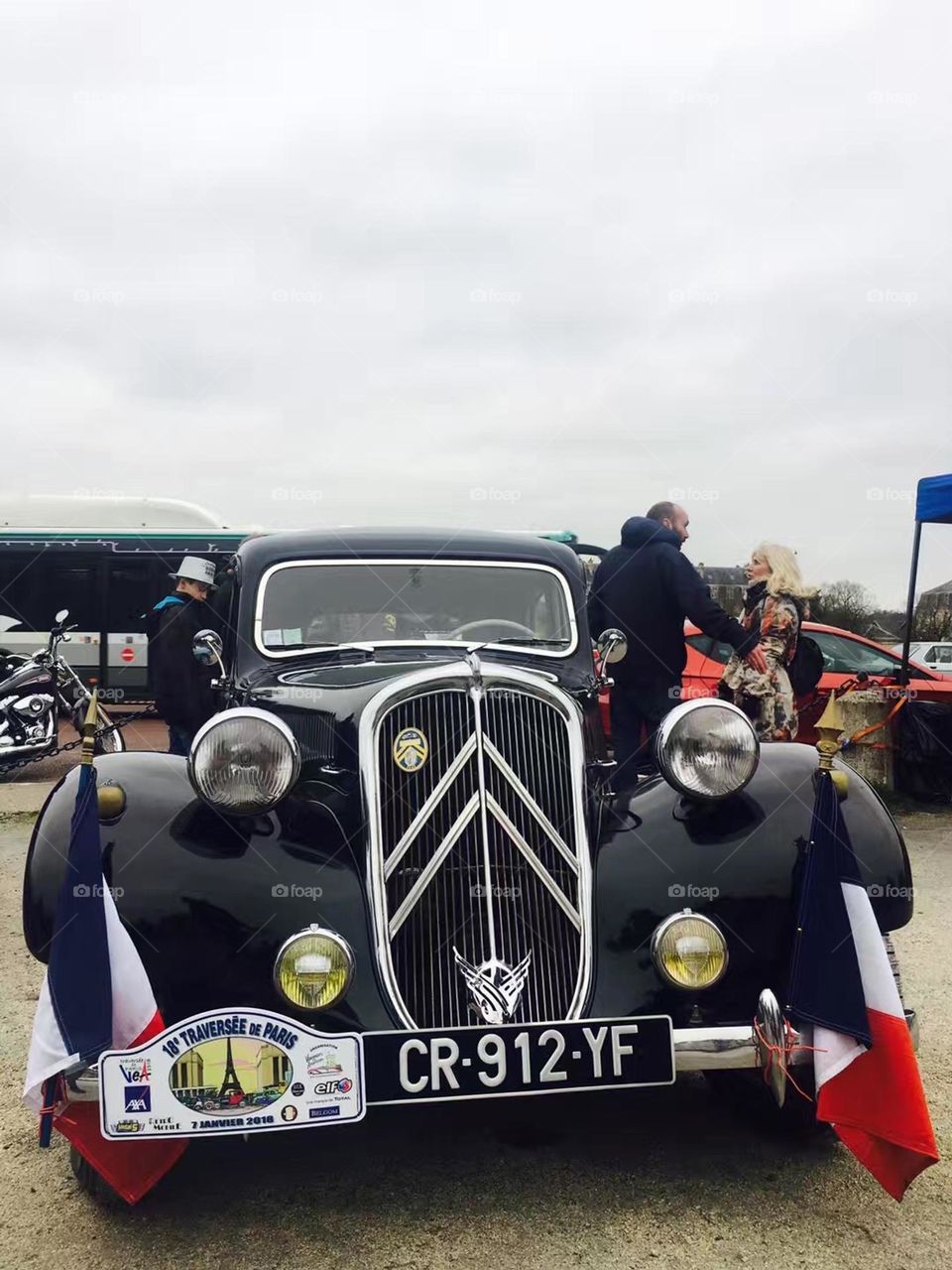 Meet Paris 18th Classic Car Crossing Paris event.Although the weather is not good, but still attracted a lot of classic cars and photography enthusiasts.