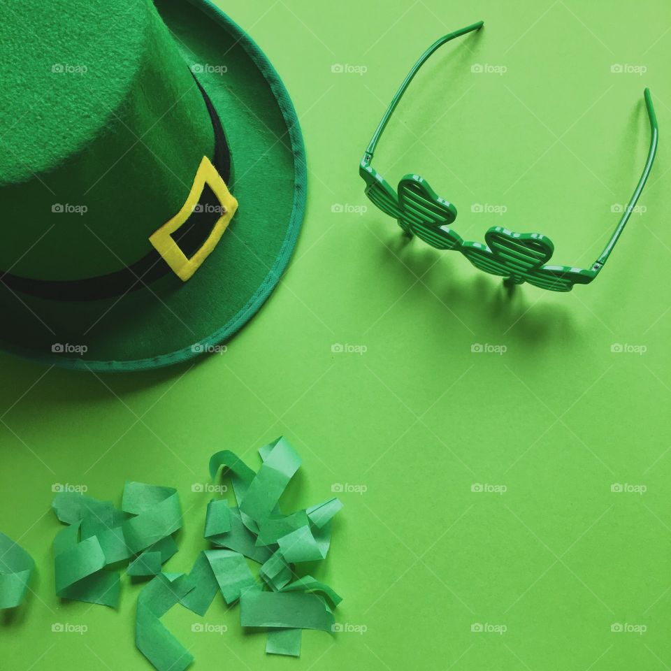 St. Patrick's day, green, leprechaun, beer, green beer, paraphernalia, Ireland, Irish, March 17, clover, lucky, luck, good luck, coins, wealth, hat, leprechaun, pot, confetti, holiday, Wallpaper, background, spectacles, carnival, karnavalnye glasses, green hat, celebration, parade, cocktail, drink, drinking, alcohol, Mixology, drink, top, minimal, festival, party, March, event, accessories, festival glasses, spring, deep green, green, grass, thematic, national, tradition, traditions, traditional, St. Patrick, Patricks, Saint Patrick, patricks, still life, symbol, 