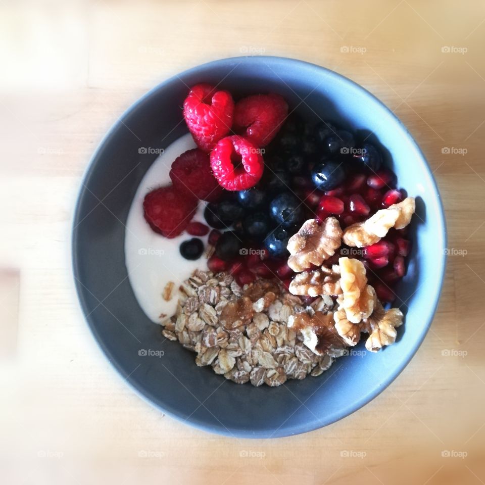 Breakfast bowl with oats, nuts and berries