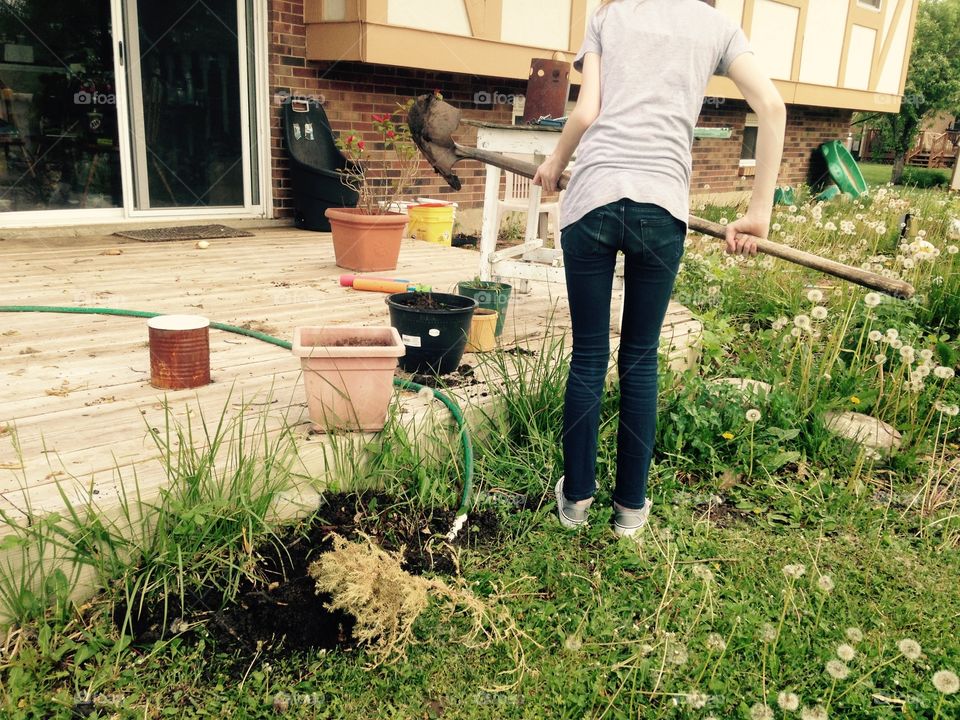 The shovel is too big . Feeling the gardening pot with dirt to plan a seed