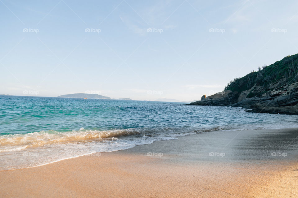Praia com paisagem linda e fantástica no Brasil, na região do Lagos no Rio de Janeiro, em Búzios. Uma ilha incrível de conhecer!