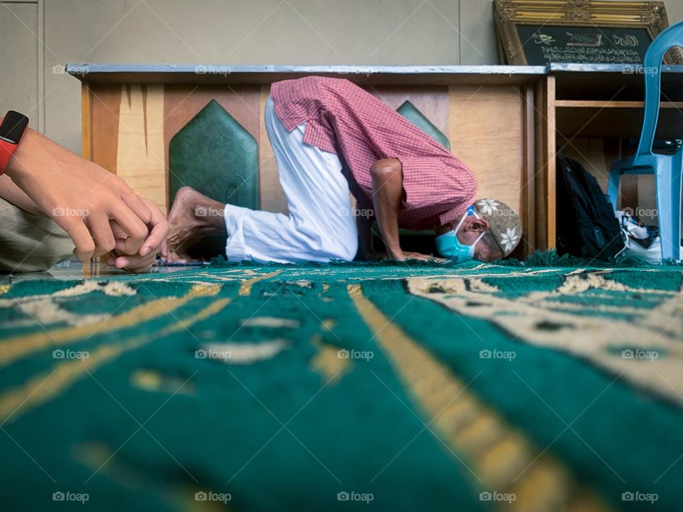 A man doing a sujud and ate encourage to do a lot of unobligatory prayer in the month of Ramadhan