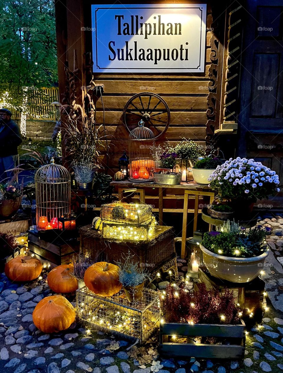 The atmosphere of an autumn evening in Tampere's stable yard.