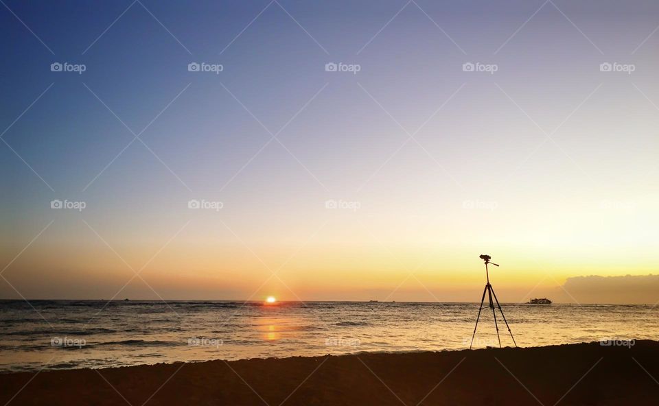 Photographing the sun rise over the ocean