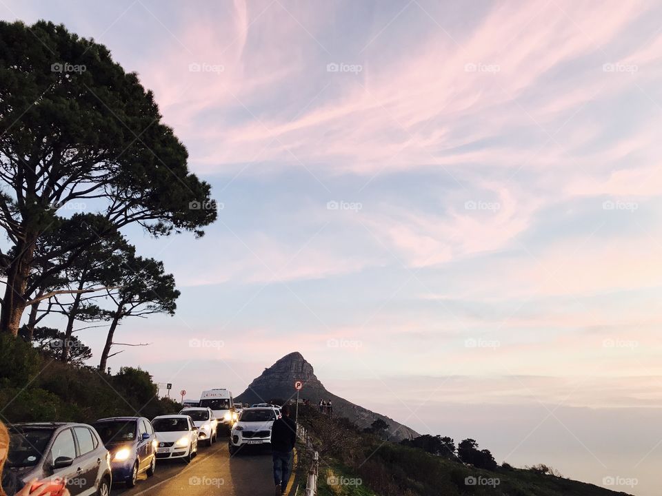 Not a bad setting waiting for signal hill traffic to die down 👍🏽🌅 I definitely had enough sunset photos at this point but couldn't resist the amazing pink light in the background 🌄
