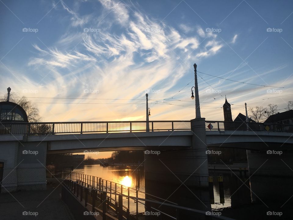 Brücke im Sonnenuntergang 