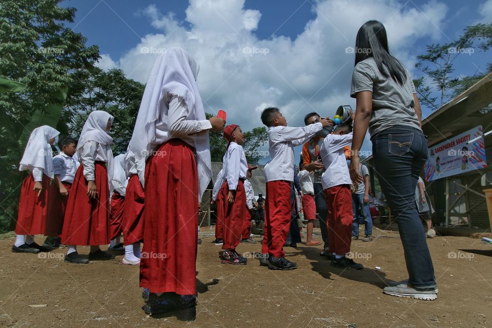 Volunteers at elementary school activities in rural areas in Indonesia