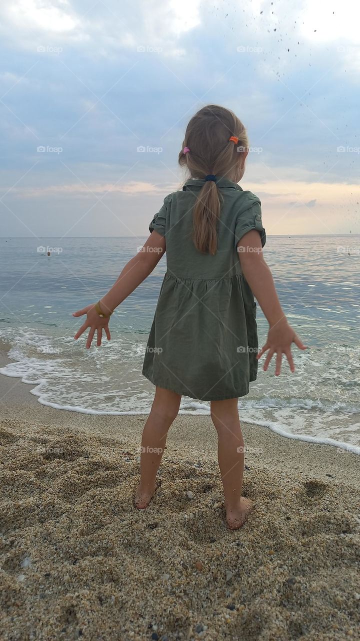 Little girl and the sea