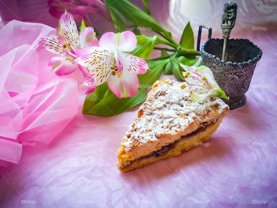 apple pie! enjoying delicious apple pie with tea can refuel a day's energy, not to mention the art of presentation and decoration. love the flowers