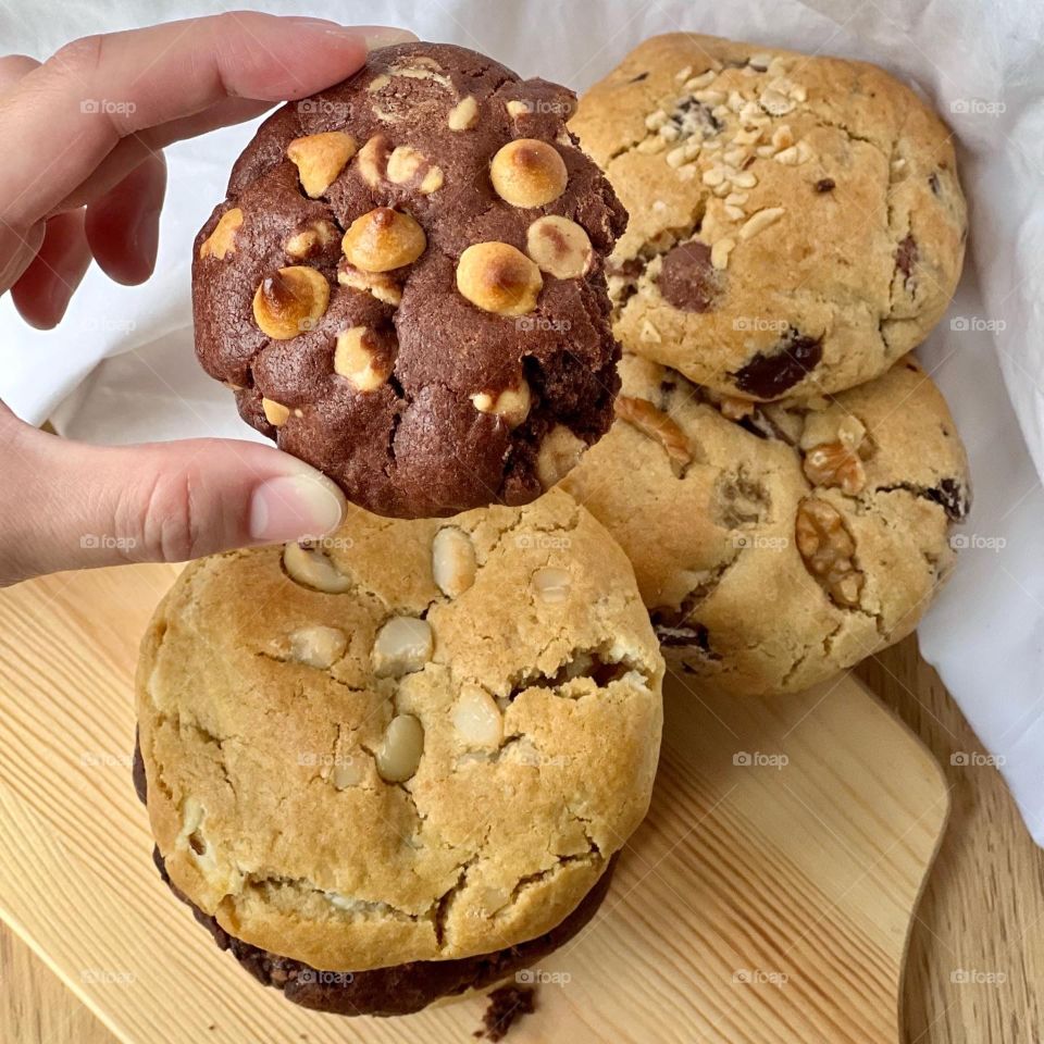 Chunky cookies in six different flavours in dark chocolate chips, white chocolate, peanut butter and macadamia 