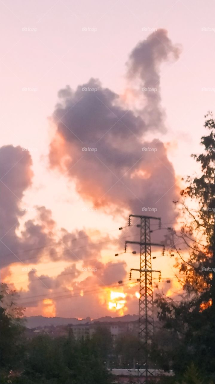 y el sol entre las nubes