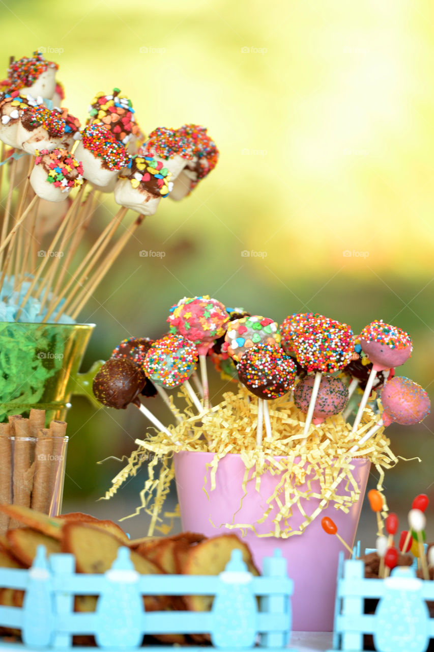 cake pops pot in a candy table