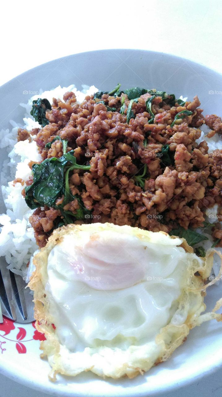 Rice with stir -fried chicken and basil. Thai cuisine