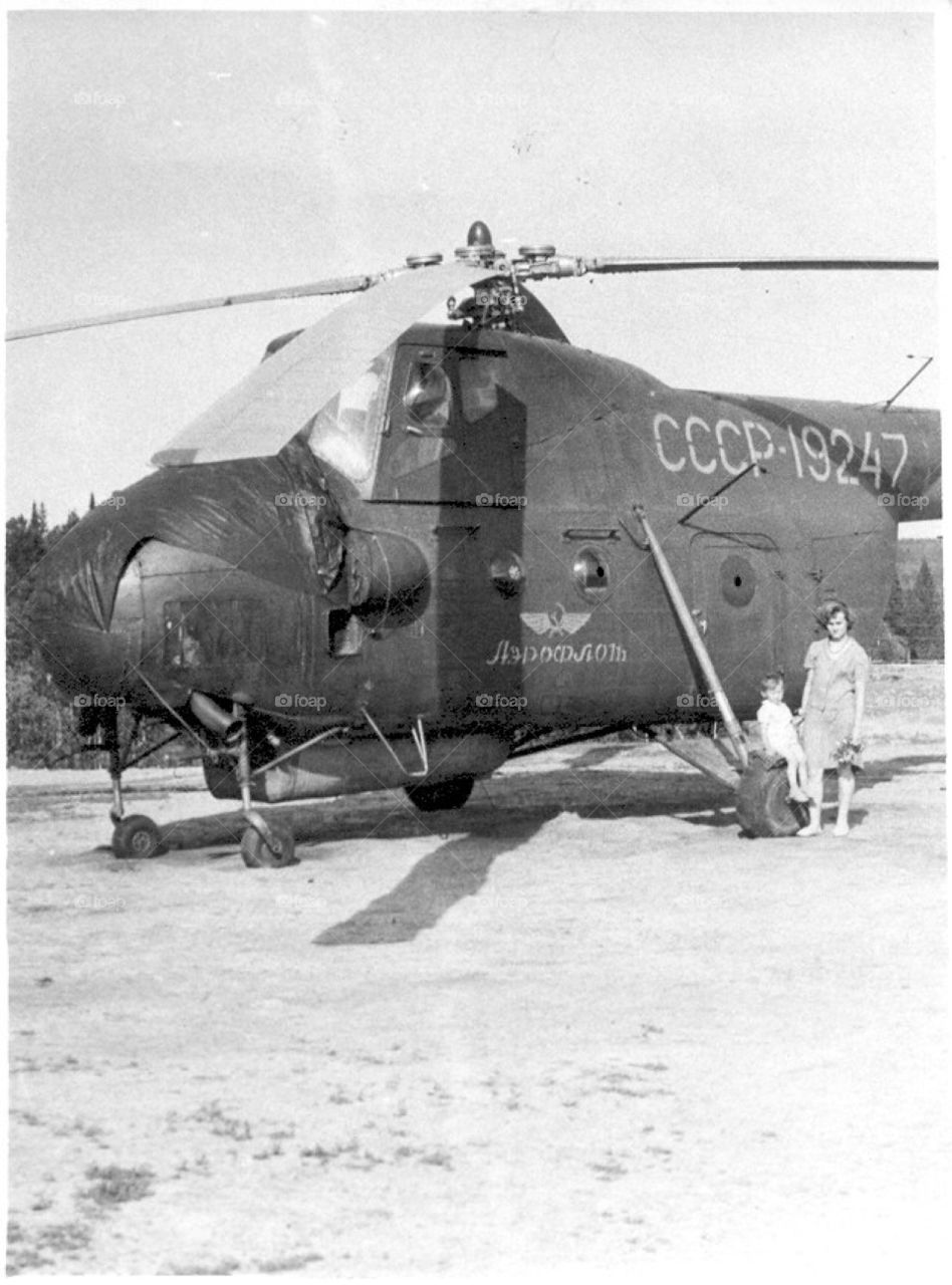 helicopter

chopper
rotorcraft
windmill
rotor plane
hoverplane
egg-beater
whirly-bird