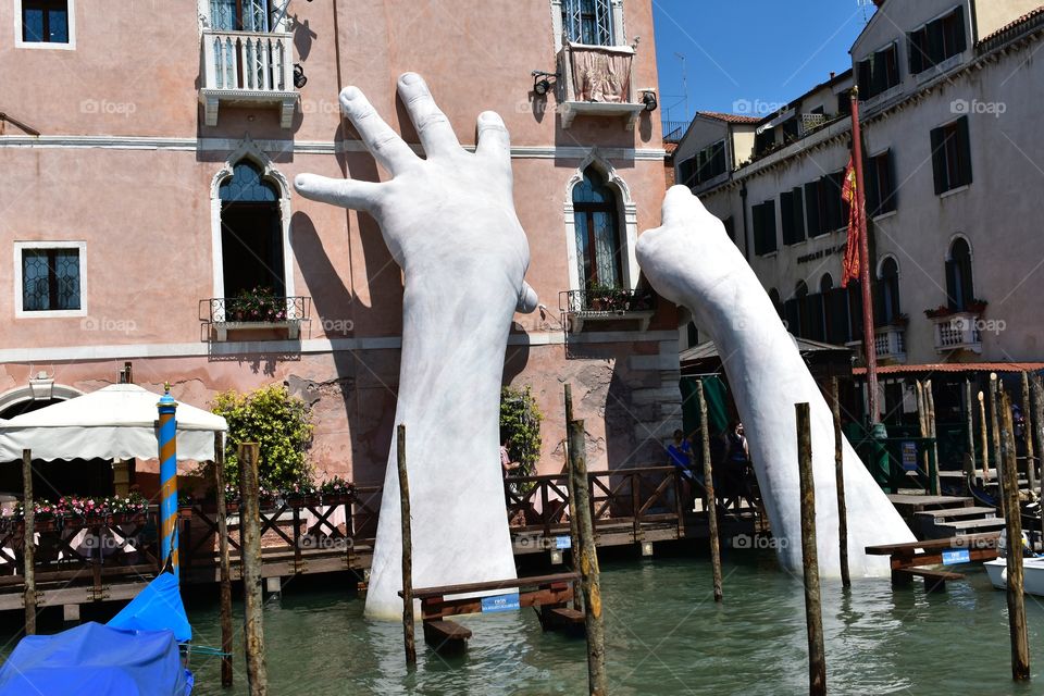 Hand biennialle Venice.