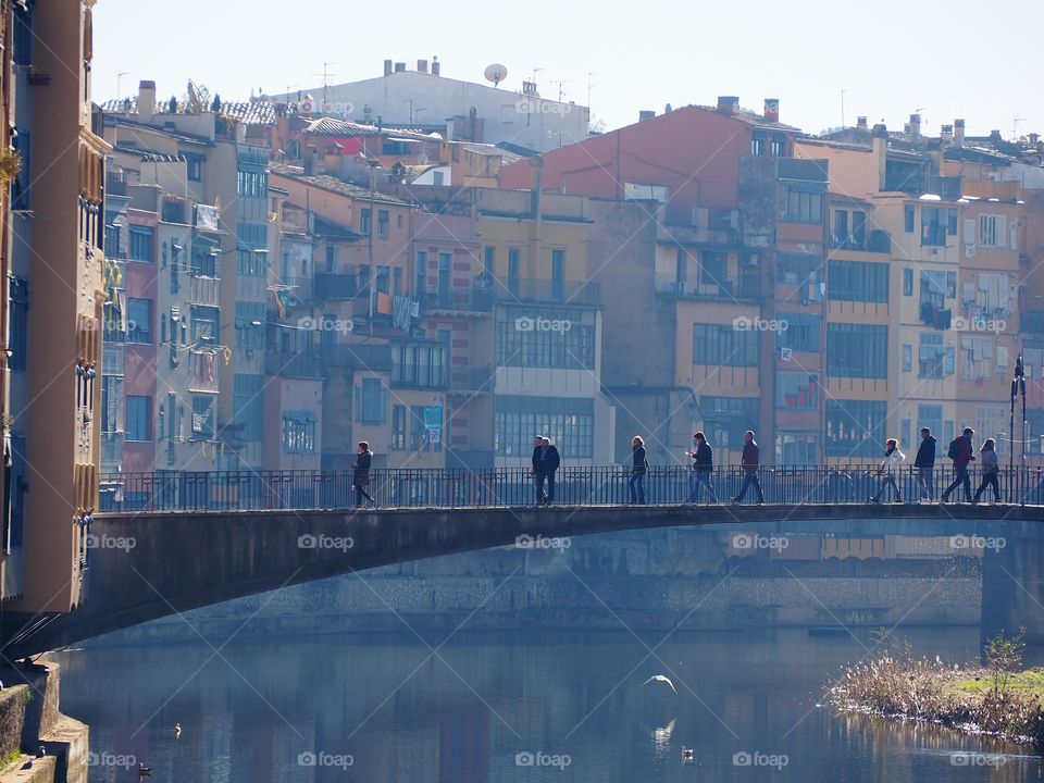 Girona,ciudad,Puente,casas,mañana,sol,dia,personas,paseo