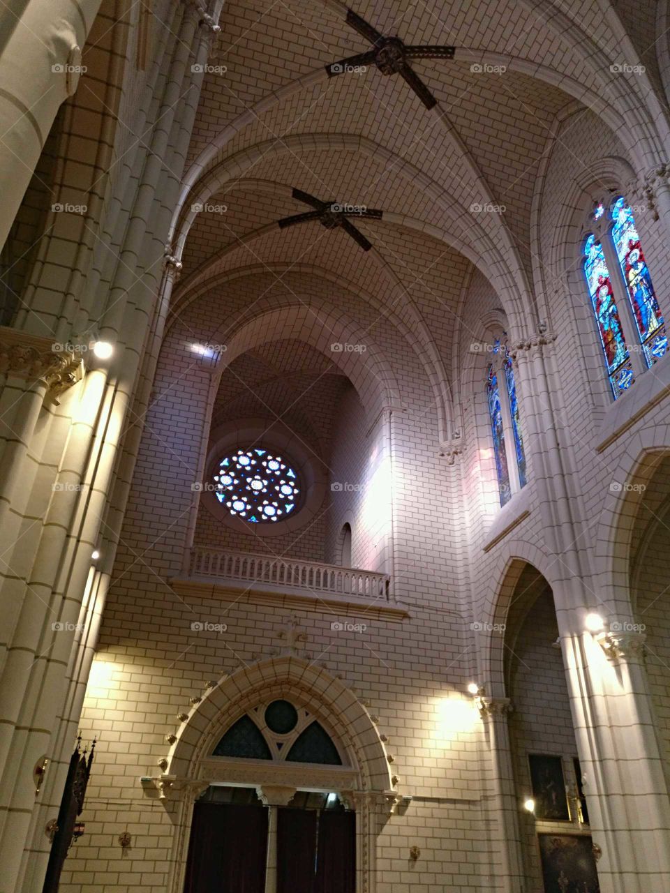 Vidrieras y rosetón (iglesia de Santa Cruz, Madrid)