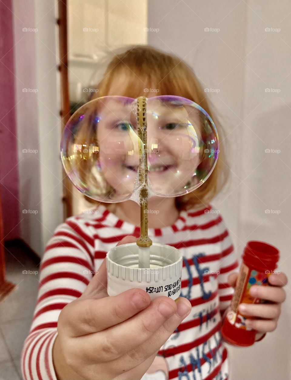 The joy of being able to make two soap bubbles and not explode them.  Happy face... / A Alegria de conseguir fazer duas bolinhas de sabão e não as explodir. Carinha de felicidade…